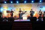 黑墨鏡樂團表演